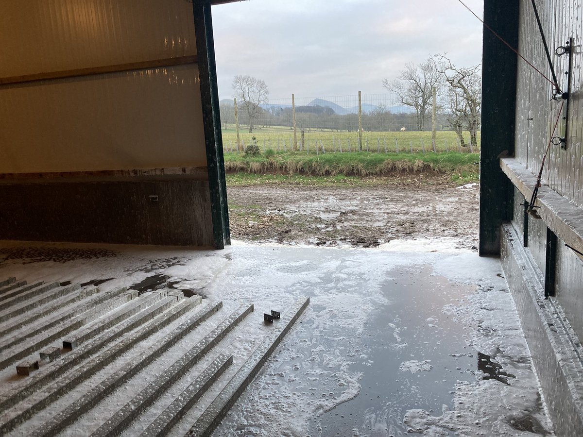 ColinCw77's tweet photo. @luizaoliverhair @rogerexleyfire @rattycastle @Pudslyn Cracking photos . Out of the back of our hen shed . Knock dufton pike and murton I think. Some upside for cleaning out the shed #withaview https://t.co/1bdSIpblW1