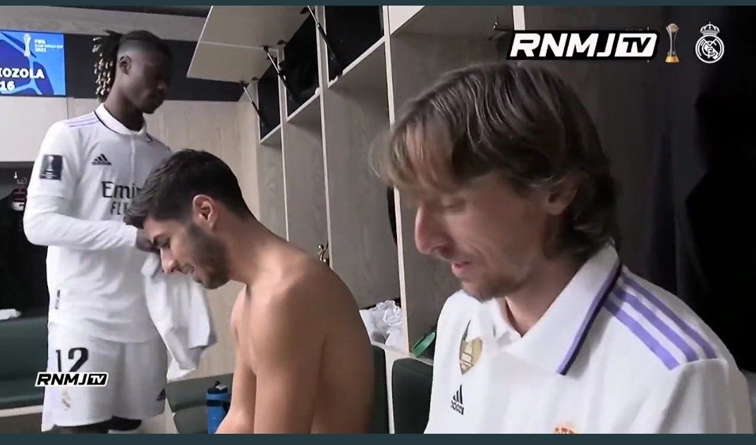 El Barça ganando la Supercopa de España   //     El Real Madrid siendo campeón del mundo.

Para que luego nos den lecciones de qué títulos son importantes y cuáles no.