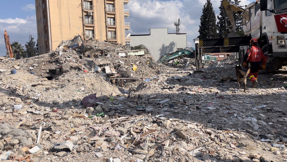 BomberosGIRECAN's tweet photo. Estamos llorando de alegría!Nos confirman que en este worksite de Kirikhan donde nuestros perros marcaron un posible positivo se han rescatado dos personas VIVAS!! 
Una de 46 y otra de 60 años.
“Un ladrido, una vida”
#K9 #Turkey🇹🇷#ESP10🇪🇸 https://t.co/aKOHht4UDy