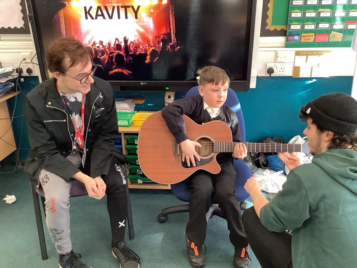 goldsmithwalsal's tweet photo. 🎼🎸🎤 Pupils were ‘respectful’ and ‘creative’ when they received a visit from #Kavity, a Rock’n’Roll band from the local area! Myles and Dom were great at giving us #StunningStart to our new topic #ThePowerOfPerformance. #WATaMusician #WATaPerformance 🎤🎸🎼 https://t.co/szf1tonoim