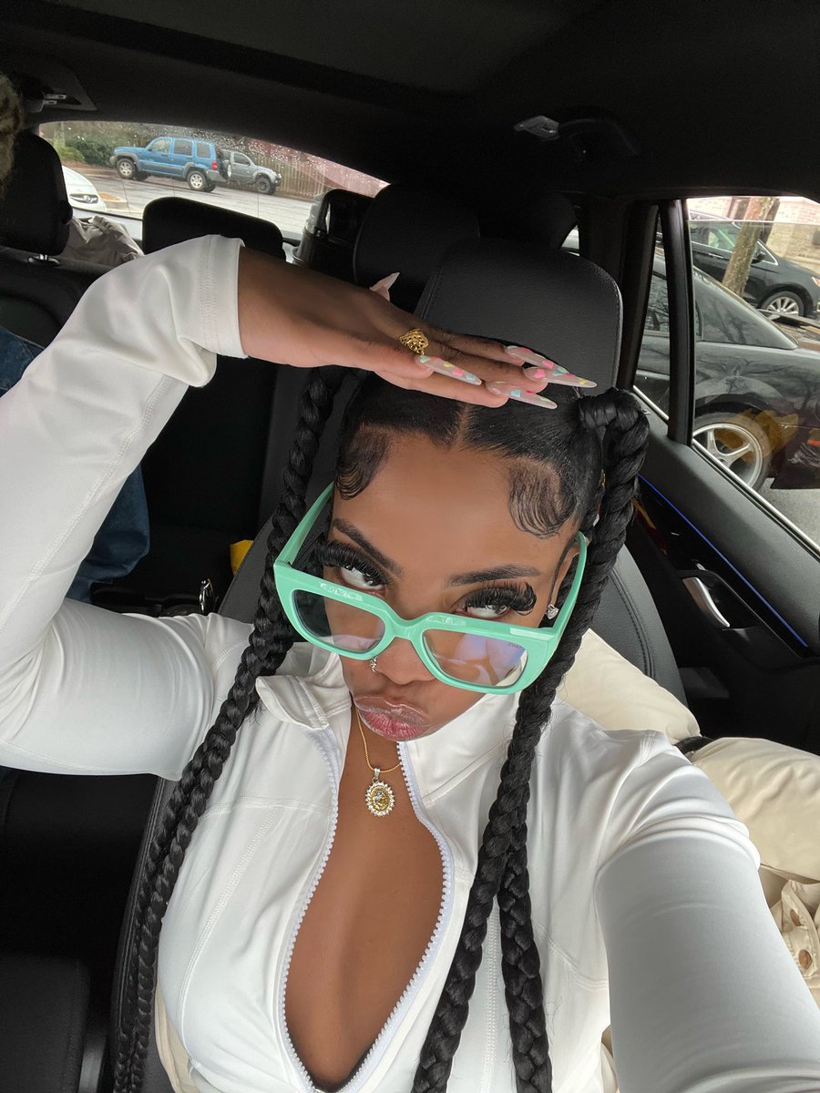 dearra's tweet photo. clear skin, neat braids &amp; Lorvae ✨ https://t.co/zIKPGfZi6M