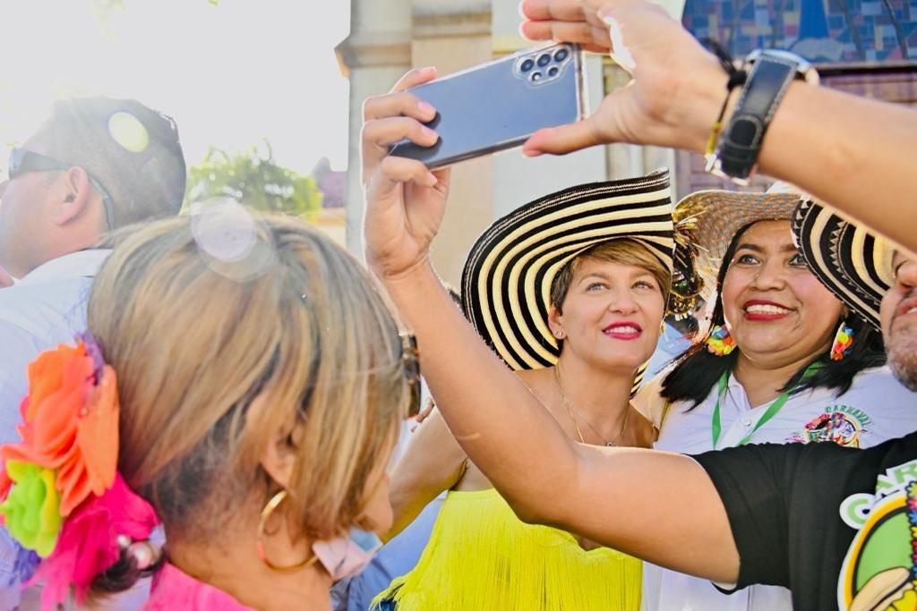 Veronicalcocerg's tweet photo. #VenYVíveloComoEs @petrogustavo y yo, felices y orgullosos de compartir cultura y tradiciones. Vivamos el verdadero #CarnavalDeBarranquilla tal y como es: en paz y alegría. 🎭🎉🇨🇴🕊️ https://t.co/vklXoxBatR