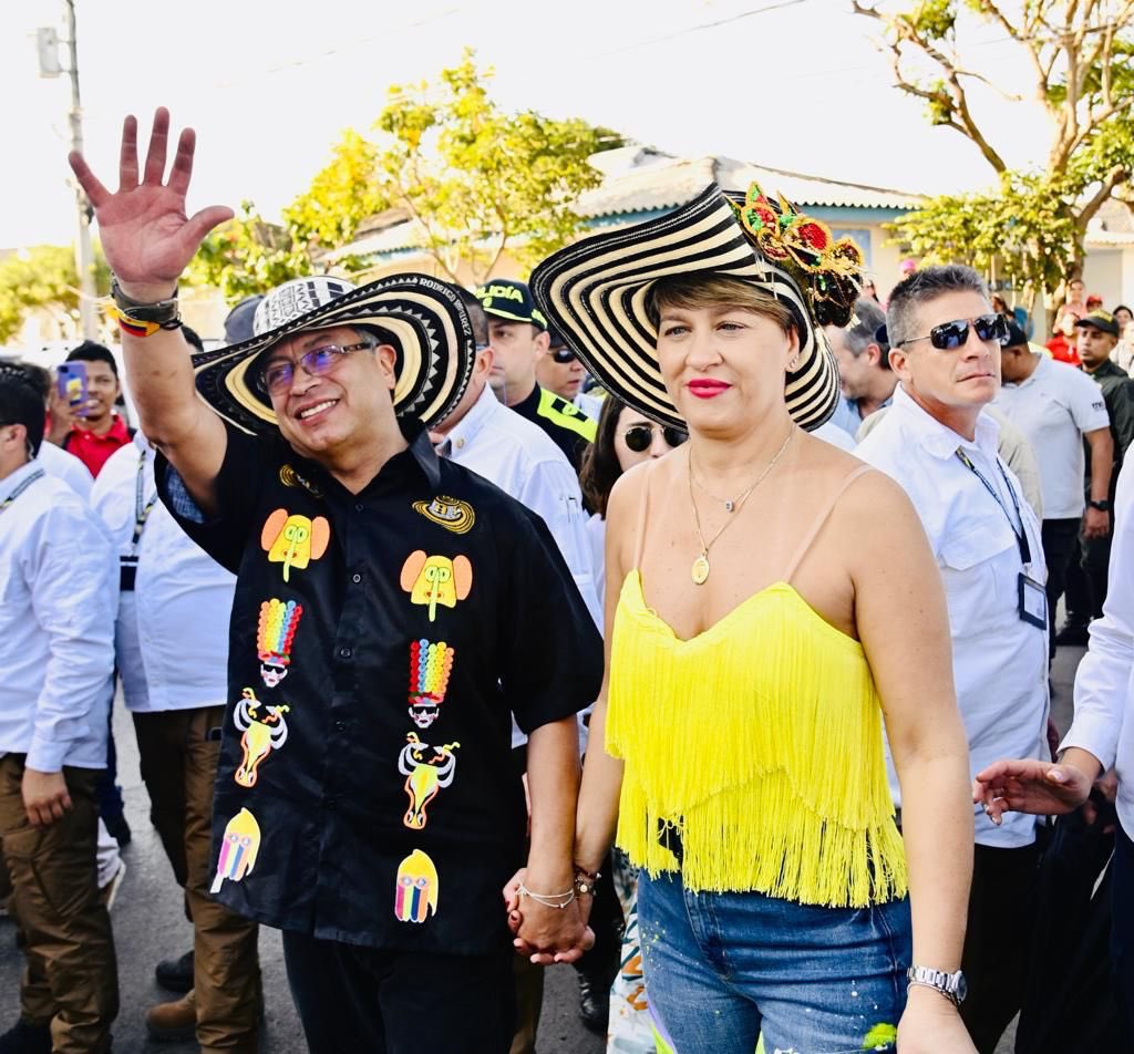 Veronicalcocerg's tweet photo. #VenYVíveloComoEs @petrogustavo y yo, felices y orgullosos de compartir cultura y tradiciones. Vivamos el verdadero #CarnavalDeBarranquilla tal y como es: en paz y alegría. 🎭🎉🇨🇴🕊️ https://t.co/vklXoxBatR