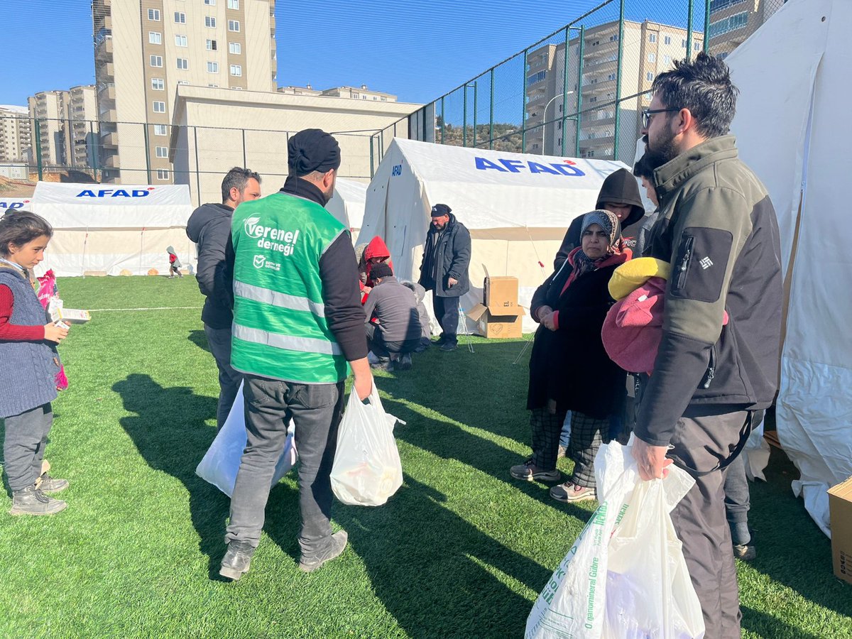 gencsafabursaa's tweet photo. Gün, kenetlenme günüdür. Gün, yardımlaşma ve dayanışma günüdür. 
#verenelolmavakti https://t.co/FT1dvEjdps