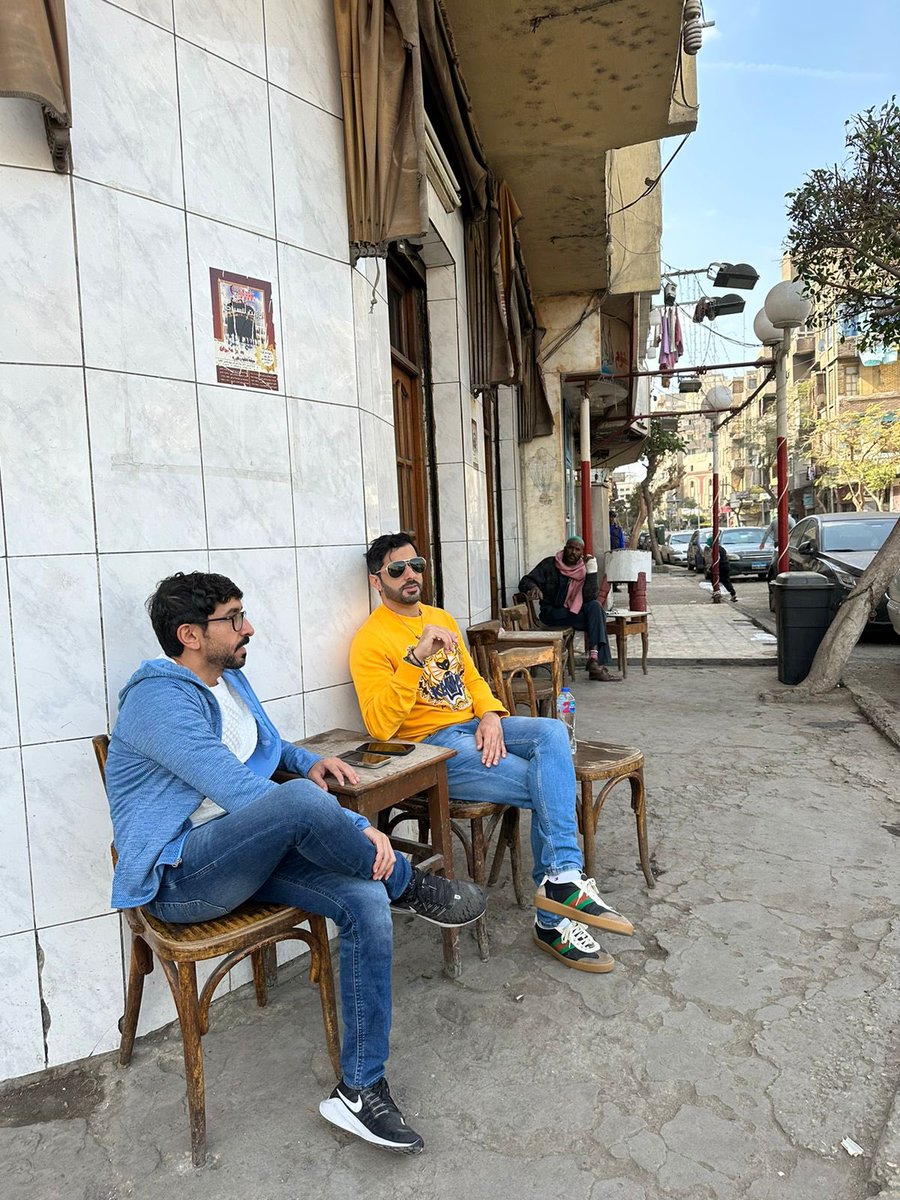 mohd_almarzooqi's tweet photo. حلم قديم كان يراودني ان اجلس في مقهى شعبي في القاهرة كراسيه خشبيه قديمه متهالكة والمشروبات تقدم في اكواب  بسيطة وتجلس بلا هدف سوى مراقبة المار��. الغزو الثقافي الناعم المصري عن طريق الافلام والمسلسلات التى كنت اتابعها في الثمانينات والتسعينيات كانت وراء هذا الحلم واخيرا تحقق الحلم https://t.co/qfiCgnhsJ1