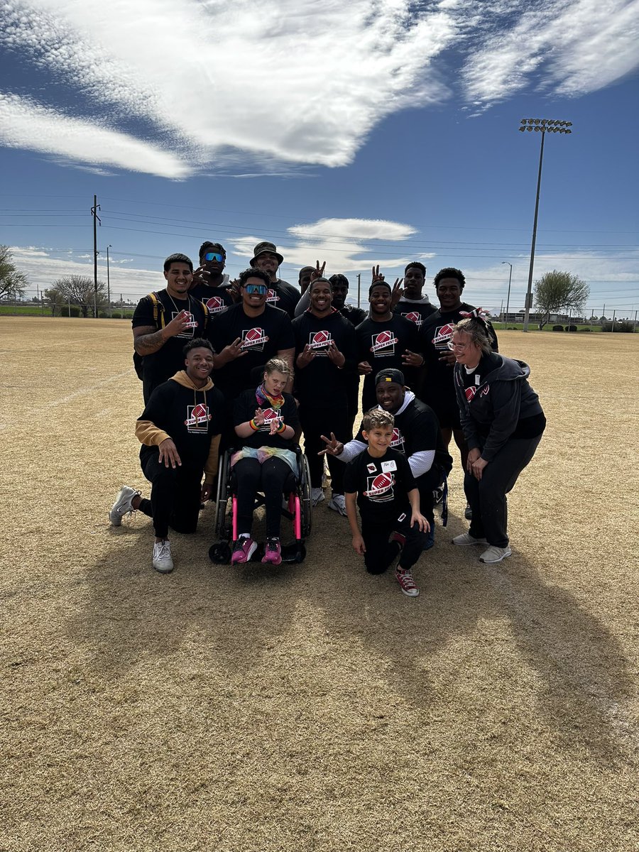 FautanuLeif's tweet photo. Thank you @thematthewfdn for having us spend time with those amazing kids! It was a blessing to be apart of something so special!🤍 https://t.co/V8RL6dPxPF