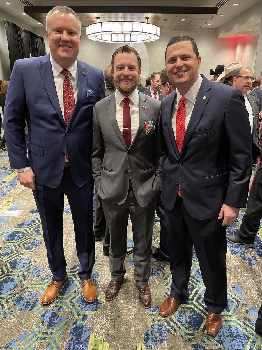 DavidSealsTX's tweet photo. A big thank you to Rob Altman for inviting a group of veterans to meet with some people who influence public policies and programs that impact the lives of our community’s veterans at the Denton County GOP’s Lincoln-Reagan dinner last night. 🇺🇸
#StillServing #USA #Texas #Veterans https://t.co/ImGEetDr4w