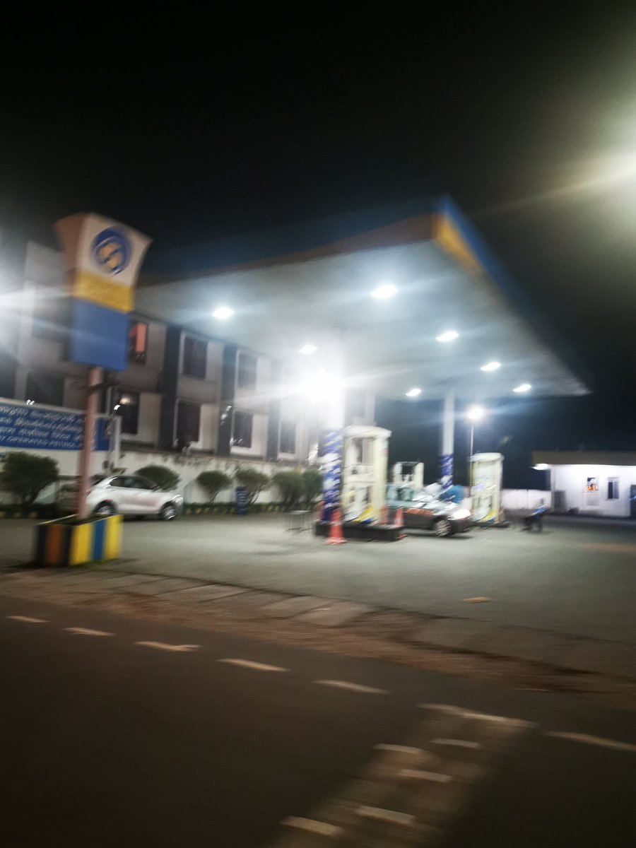 nobznobi11's tweet photo. @BPCLimited Disappointed to hear that the BP pump in Kochi, Vytilla near the Vytilla Hub, is not accepting UPI payments or UFill app. In a world where technology is rapidly advancing, is this a step forward or backwards for the fuel industry? #UPIInconvenience #bpcl #kochi https://t.co/8cIfM8EG9c