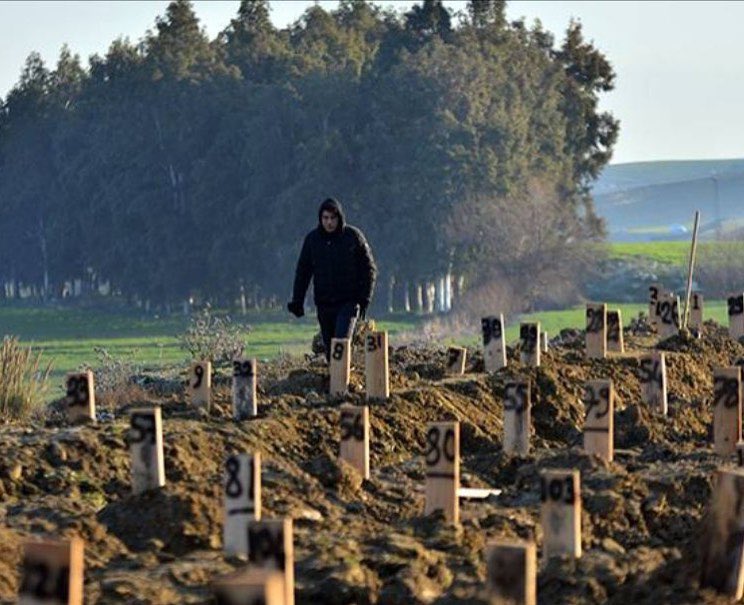 Vakit varken tomurcukları topla. Zaman hala uçup gidiyor ve bugün gülümseyen bu çiçek, yarın ölüyor olabilir.