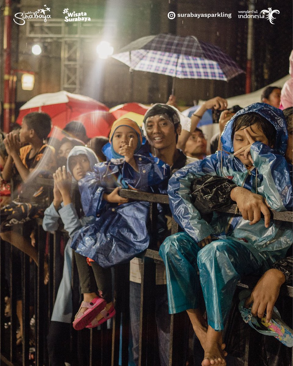 TICSby's tweet image. Meriah! ✨ 😍 Festival Cap Go Meh 2023 berlangsung meriah meski diguyur hujan

Parade menjadi acara puncak yang diikuti oleh berbagai komunitas

siapa tadi yang kesini rek? 🤚

#wisatasurabaya #surabaya #capgomeh #WonderfulIndonesia