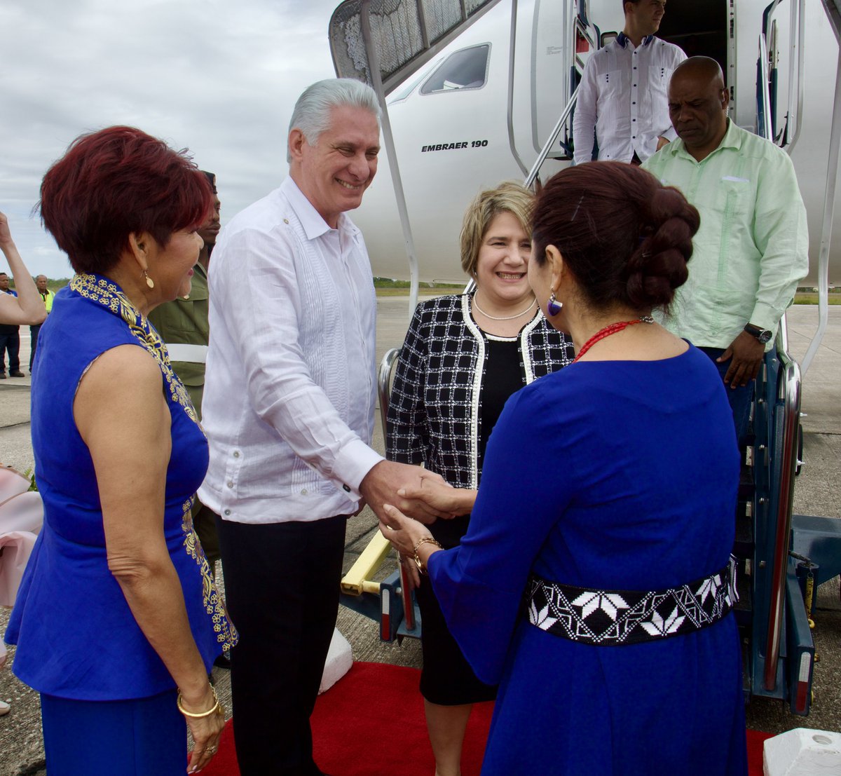 Llegó a #Belice en visita oficial el presidente 🇨🇺 <a href="/DiazCanelB/">Miguel Díaz-Canel Bermúdez</a>. Primera ocasión en que un Jefe de Estado #cubano visita esa nación  caribeña.
 
Acudió a recibirlo en el aeropuerto internacional "Philip S.W. Goldson", la gobernadora Froyla Tzalam.

#DíazCanelEnBelice