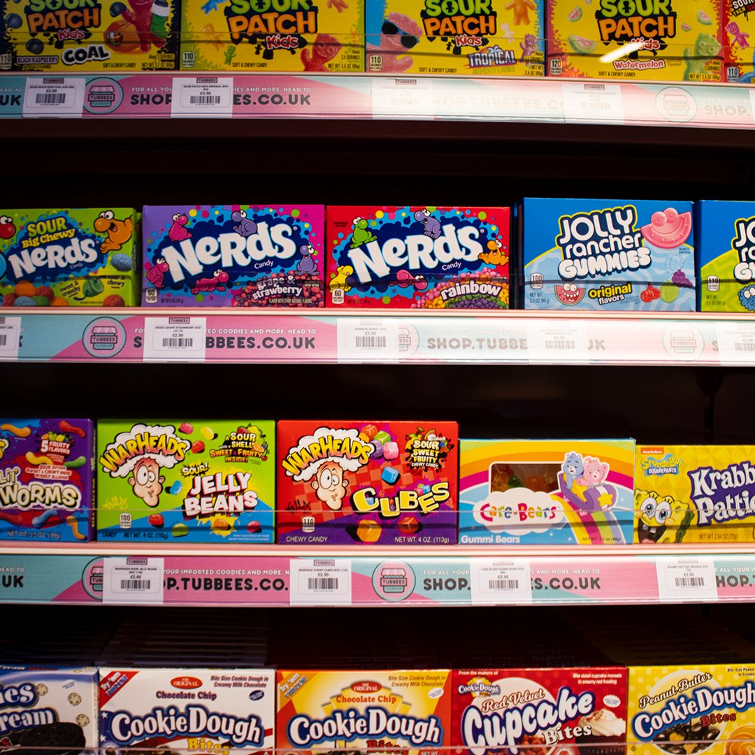 tubbeesdesserts's tweet photo. 😋 SUNDAY FUN-DAY ... tubbees tuckshop treats 🍬🍭🍫 Our NEW store at Coatbridge is absolutely PACKED with delicious imported sweet treats to satisfy your sweet tooth cravings! 😆🥰

#tubbees #americansweets #tubbees #warheads #sourpatchkids #coatbridge #desserts #sundayfunday https://t.co/EKOgaSbW6j