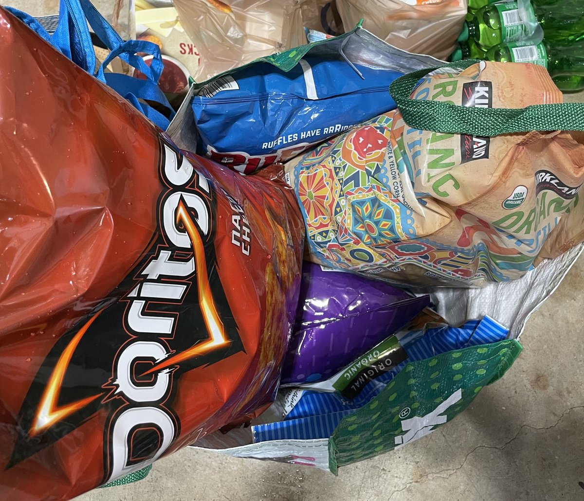 WWoo127's tweet photo. Crucial to have the right chip to go with a dip especially when apps are the whole meal! #costco #Superbowl #morechips #BuffaloWingDip #appetizers https://t.co/oYVZZ0tRD9