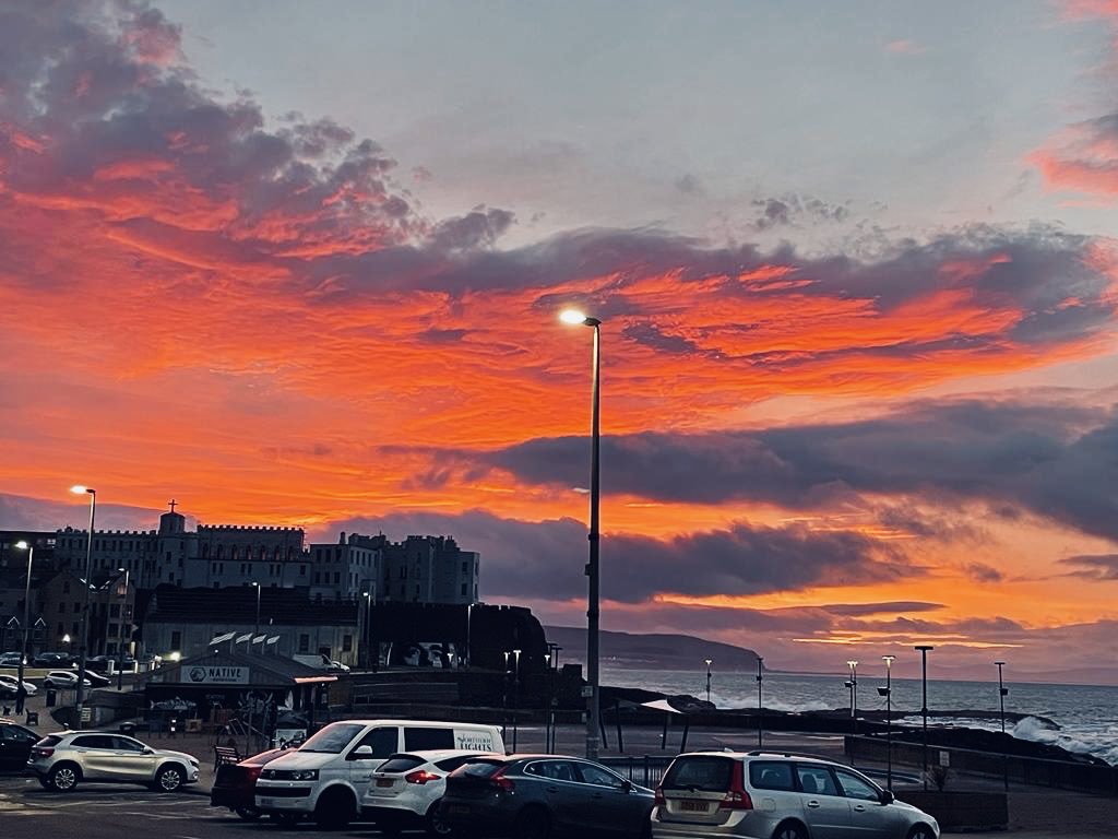EllieKa66133452's tweet photo. After a stunning sunset on Friday the rest of the weekend was grey. Still, lots of balloons in #Coleraine and #snowdrops in the #Blackglen #silverlinings #NorthCoast https://t.co/nPLkEOFUhC