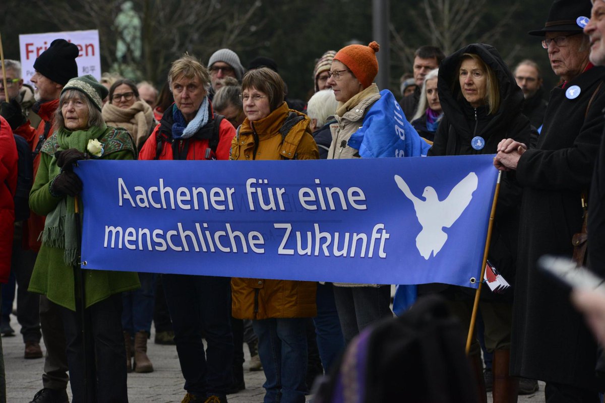 QRDwatchAC's tweet photo. Entsprechend sieht das Resultat aus. Dicht beieinander, Schulter an Schulter stehen die #Aachen|er Verschwörungsideolog*innen rund um Ansgar Klein zusammen mit Team Todenhöfer. #dus1102 https://t.co/HtoFTIAHuI