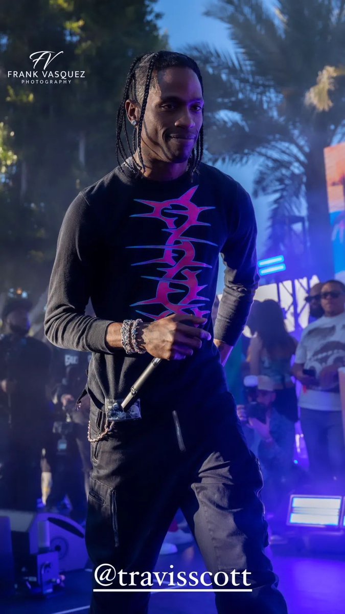 Eita como é lindo! 😩

📸 | Travis Scott ontem no evento da Fanatics.