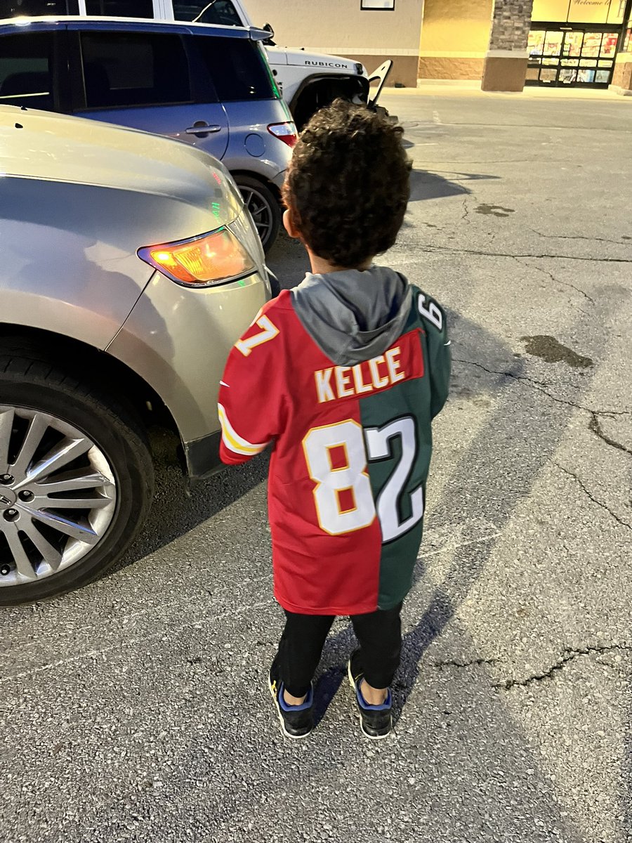 kassidyyy25's tweet photo. When dads an eagles fan but mom isn’t and you live in KC #SuperBowl #KelceBowl #ChiefsKingdom https://t.co/TOW5KLORyC