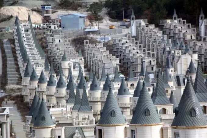 Sultan_selim79's tweet photo. Buralar bomboş duruyor olduğu yerde çürüyor buralar neden açılmıyor neden depremdelerın kullanımına sunulmuyor hangi akrabanızın yeri buralar hangi dostunuz sahibi ?? #kykçözümdeğil https://t.co/sRqypn4ug3