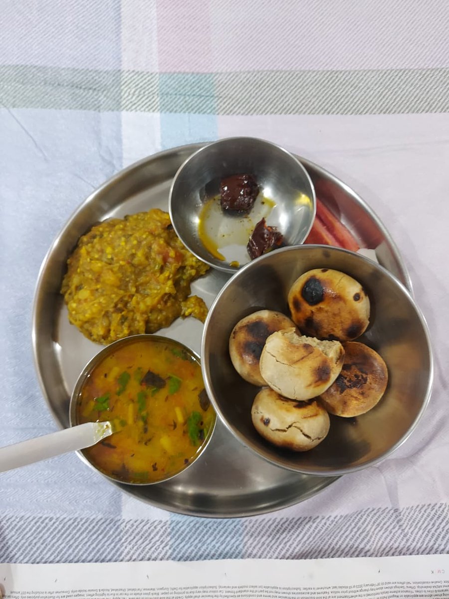 SinghPramod2784's tweet photo. देसी डिनर। घर पर बनी बाटी , दाल, बैंगन का भुरता और भरी मिर्च I https://t.co/6674opKhlp