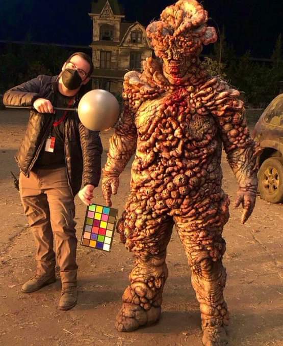 overgyx's tweet photo. #DatoCurioso
El #Bloater que apareció en el quinto episodio de #TheLastOfUs fue hecho con prosteticos.
Fue interpretado por el actor #AdamBasil, quien mide alrededor de 1.80 y utilizo un traje de casi 40 KILOS, para ponérselo tomaba alrededor de una hora. https://t.co/Om5yRQX2XF