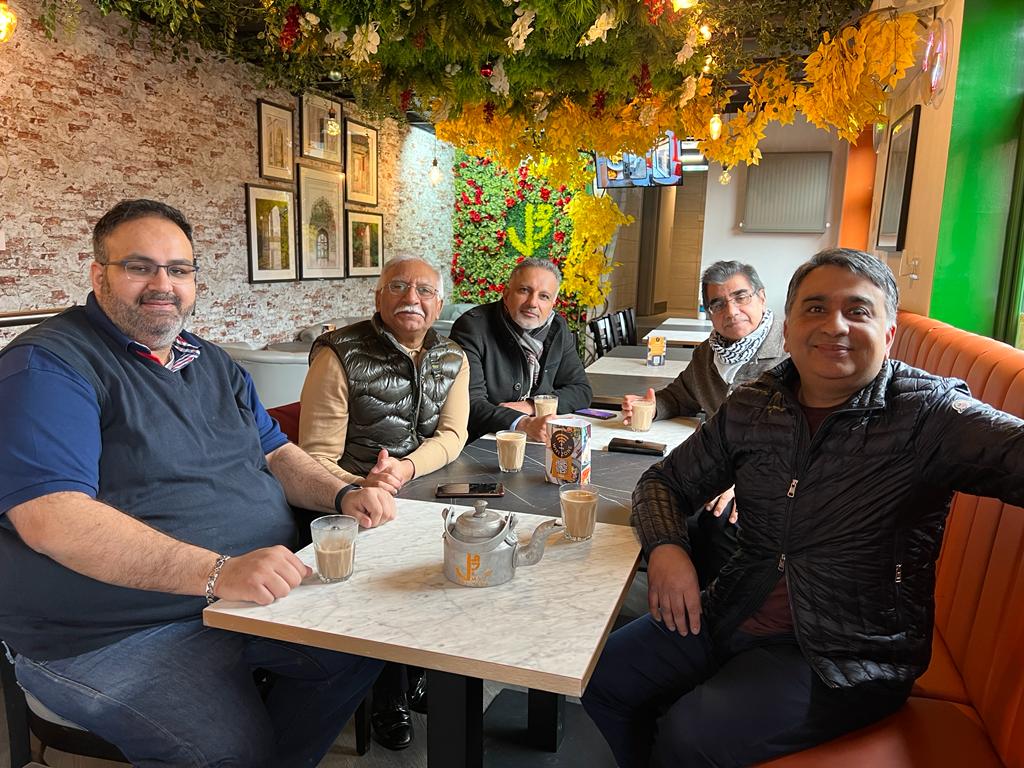 786maq's tweet photo. Lovely day out with some friends, rememering the old days when some grew up in Oldham. Perfect day having chat over Chai and finishing with a fabulous Sunday roast. Thank you all. @k4shf @amjadba21741975 https://t.co/J1pWw0EdTy