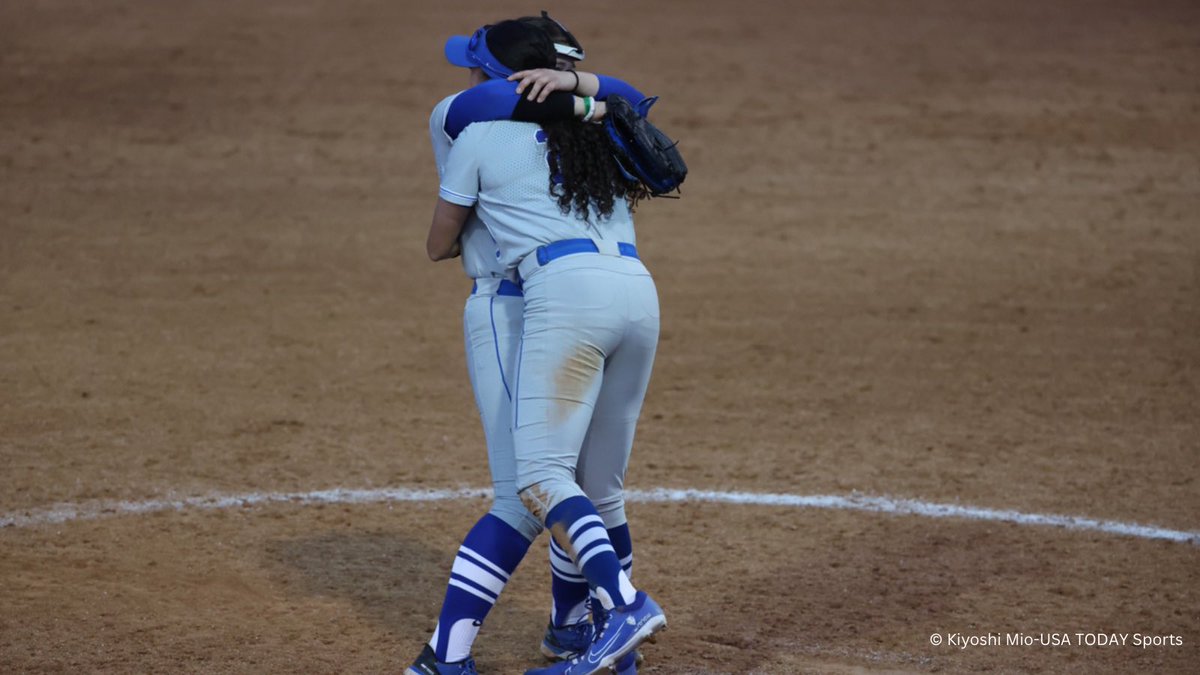 FloCollegeSB's tweet photo. We had some great matchups yesterday🎉🎉

Vote on your favorite @MarkCampbellInv 📸📸’s from Day 3🤩

1️⃣ @DukeSOFTBALL hugs💙
2️⃣ @StanfordSball rally caps? Rally…cowgirl caps🤠
3️⃣ @OU_Softball Jordy Bahl😋
4️⃣ @UWSoftball slide by 🛝 https://t.co/fjUCT7cNgi