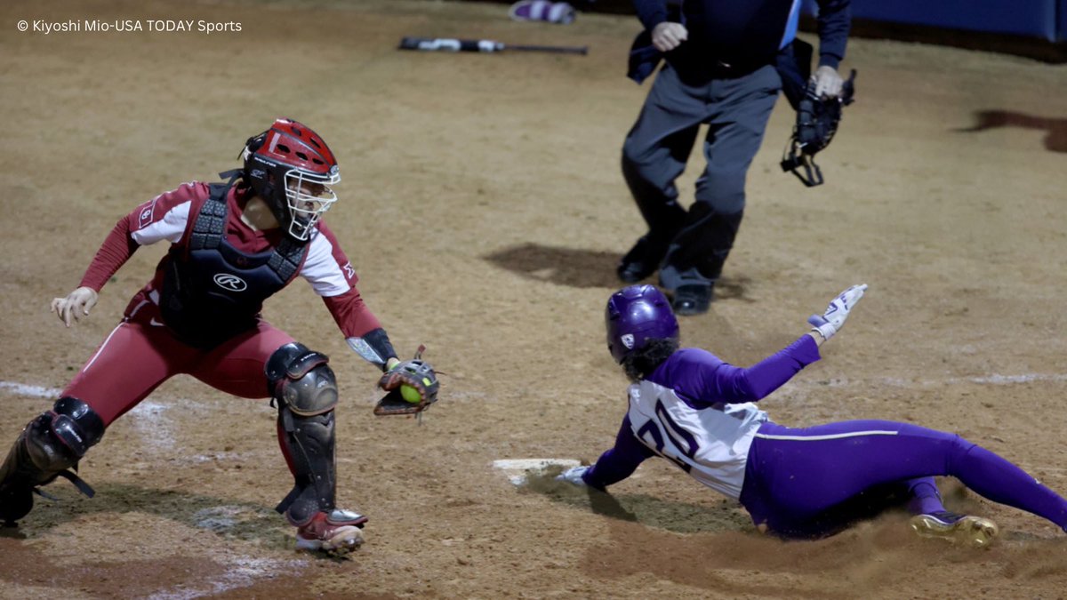 FloCollegeSB's tweet photo. We had some great matchups yesterday🎉🎉

Vote on your favorite @MarkCampbellInv 📸📸’s from Day 3🤩

1️⃣ @DukeSOFTBALL hugs💙
2️⃣ @StanfordSball rally caps? Rally…cowgirl caps🤠
3️⃣ @OU_Softball Jordy Bahl😋
4️⃣ @UWSoftball slide by 🛝 https://t.co/fjUCT7cNgi