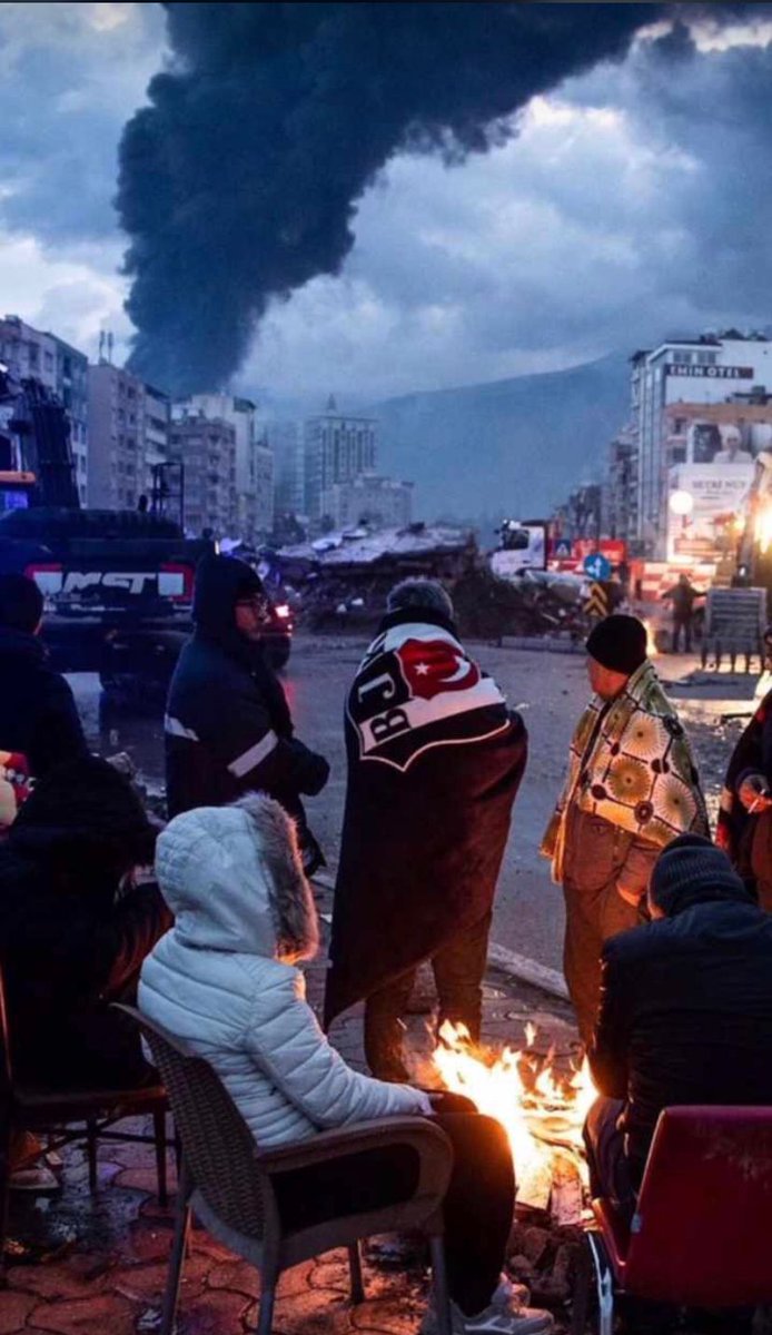Hatay....

"Türküler bitti 
Halaylar durdu 
Horonlar durdu 
Al damar, mor damar, şah damar sustu.."

 Bedri Rahmi Eyüboğlu