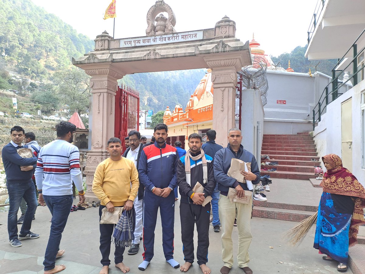 ptrinkusharma's tweet photo. कल देवभूमि उत्तराखंड (नैनीताल ) मे श्री कैंची धाम जाकर परम पूज्य बाबा श्री #नीब_करौरी महाराज जी के दर्शन व पूजन करने का सौभाग्य प्राप्त हुआ।
आप और हम सब साथियों के लिए आशीर्वाद प्राप्त किया���

🚩जय हो बाबा नीम करौली महाराज जी की🚩
#जय_गुरुदेव https://t.co/rGR4luyP6b
