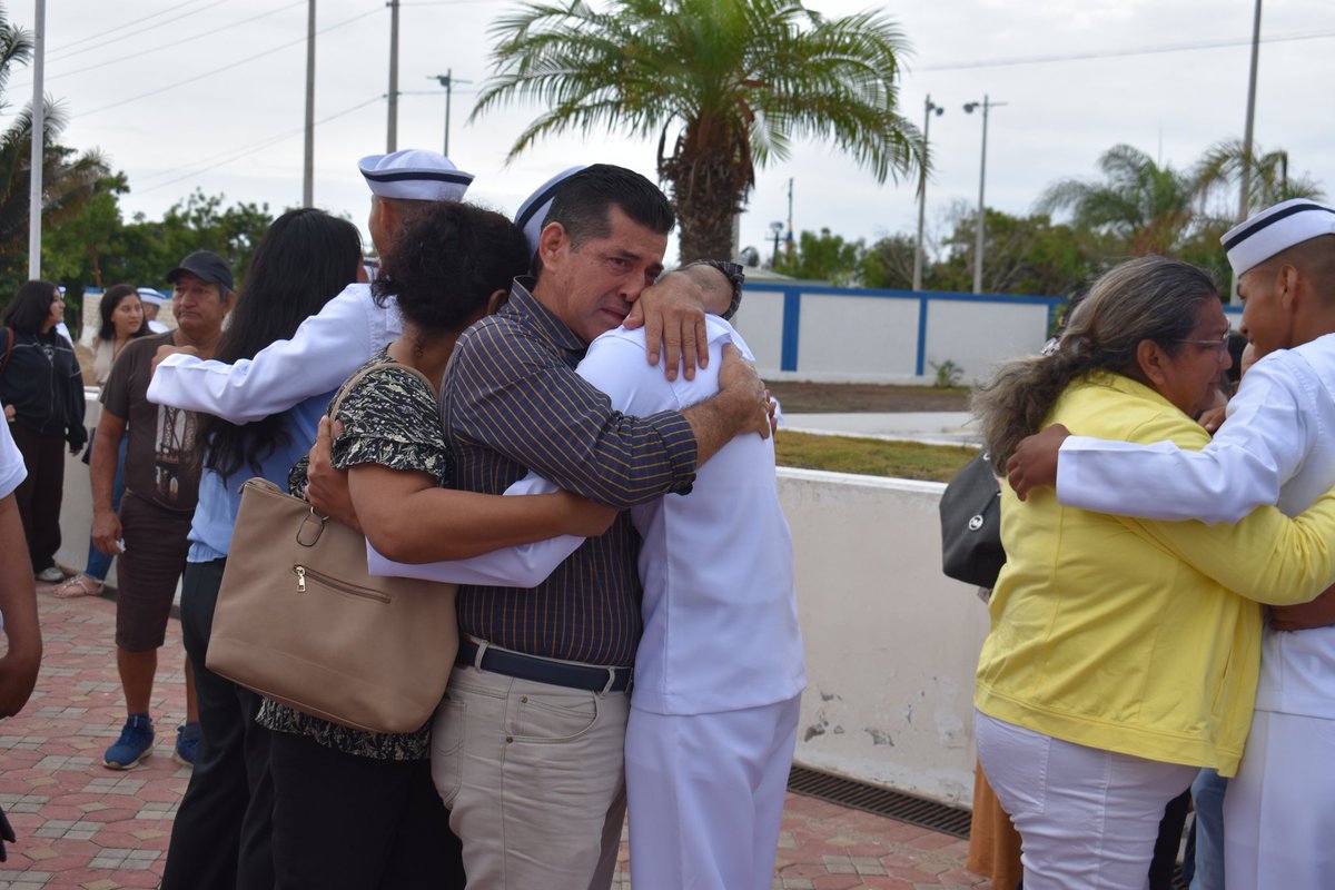 armada_ecuador's tweet photo. #Salinas | Los guardiamarinas de primer año DUKES 2026 recibieron este sábado su “Primera visita”, para lo cual se realizó una #misa de Acción de Gracias y una #Kermés donde pudieron compartir distintas actividades junto a sus seres queridos.

#YoSoyNaval
#ArmadaEcuatoriana https://t.co/XIaeKiQTDG