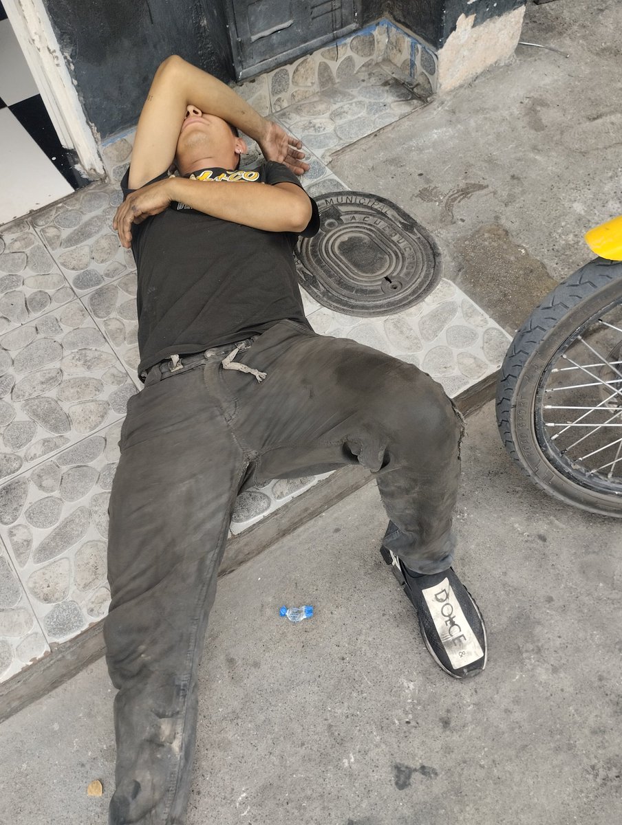 Yo: ser mecánico es muy duro, estoy cansado 
Yo en el trabajo: