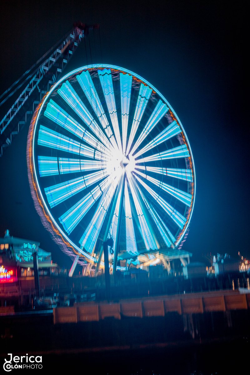 jericacolon's tweet photo. #sattle #spaceneedle #seattlewheel #nightphotography https://t.co/5MNpAiuaq2