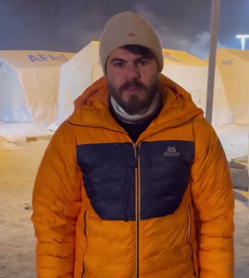 solda Proteo Meksiko'dan geldi enkazda iki can buldu enkaz altinda kalarak sehit oldu
sagda Alman Tugrul, Almanya'dan 900 euroluk montuyla geldi iki su paletine yaslanip geri gitti