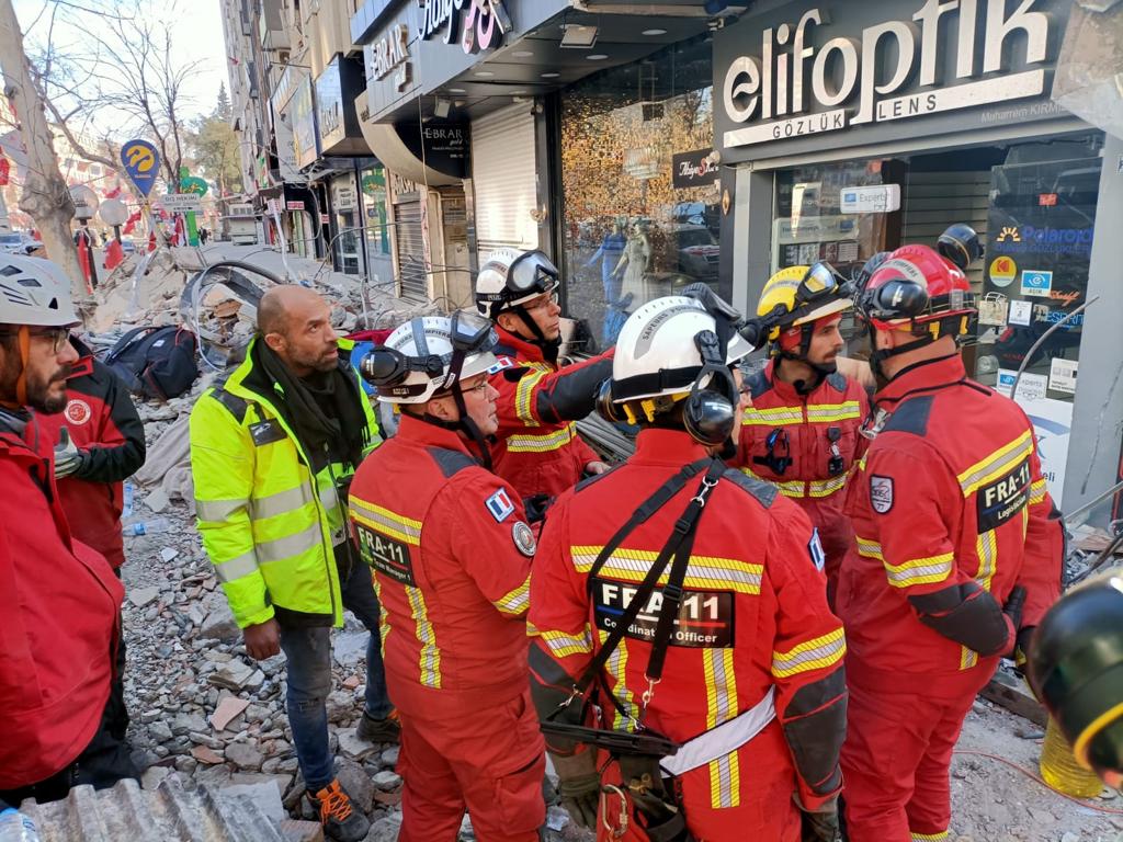 sdis91's tweet image. Le détachement #Husar IDF a été engagé ce w-e sur de nb secteurs en zones urbaines/semi rurales. Ce jour, FRA-11 poursuit des reconnaissances sur 2 secteurs, dont 1 où pourrait se trouver 1 potentielle victime vivante.
📌 25 victimes décédées localisées depuis leur engagement.