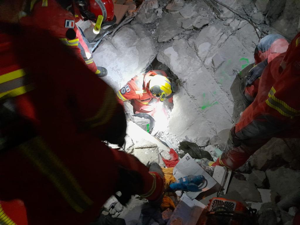 sdis91's tweet image. Le détachement #Husar IDF a été engagé ce w-e sur de nb secteurs en zones urbaines/semi rurales. Ce jour, FRA-11 poursuit des reconnaissances sur 2 secteurs, dont 1 où pourrait se trouver 1 potentielle victime vivante.
📌 25 victimes décédées localisées depuis leur engagement.