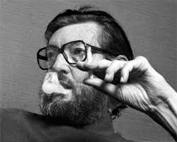 #12DeFebrero, aniversario del fallecimiento de #JulioCortázar

"El hombre es el animal que pregunta. El día en que verdaderamente sepamos preguntar, habrá diálogo. Por ahora las preguntas nos alejan vertiginosamente de las respuestas." 
#Rayuela
 
#BuenDomingo #FelizDomingo