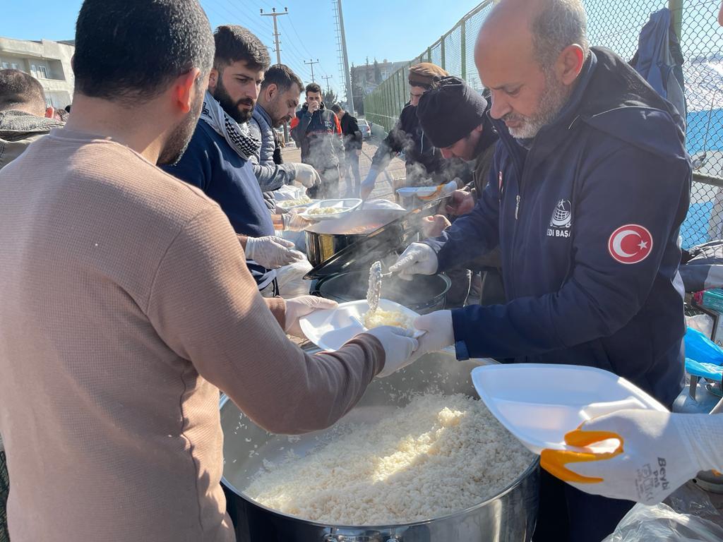 YViransehir's tweet photo. Deprem bölgesinde bulunan kardeşlerimize sıcak yemek ikramımız devam ediyor. https://t.co/9haXEi80dk