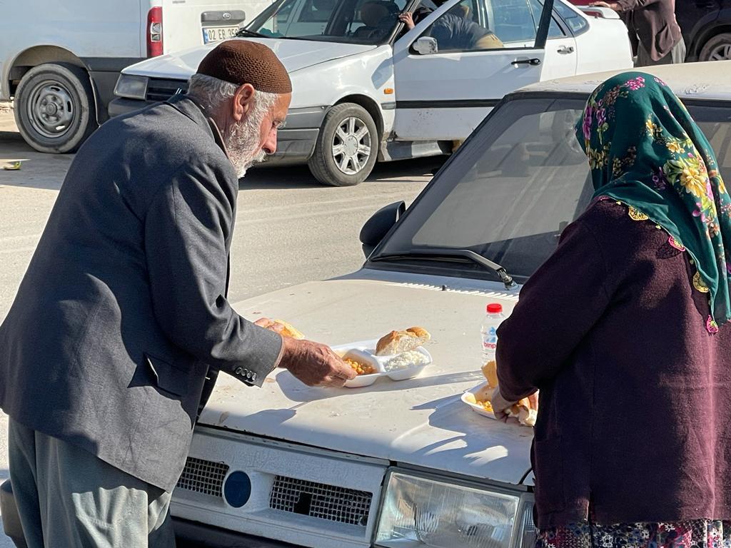 YViransehir's tweet photo. Deprem bölgesinde bulunan kardeşlerimize sıcak yemek ikramımız devam ediyor. https://t.co/9haXEi80dk