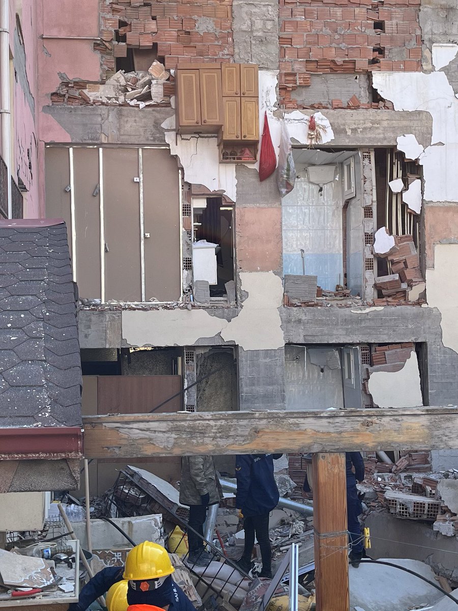 naimulker's tweet photo. Yıkılan evin dolapları hala yan binanın duvarında. Çünkü duvar örülmeden yan binanın duvarı kullanılmış. Daha fazla kazanç hırsınız insan canıyla ödendi insan müsveddeleri.🤬 #deprem #Hatay #Samandağ #müteahhitleryargılansın https://t.co/vOiOHBj3Ce