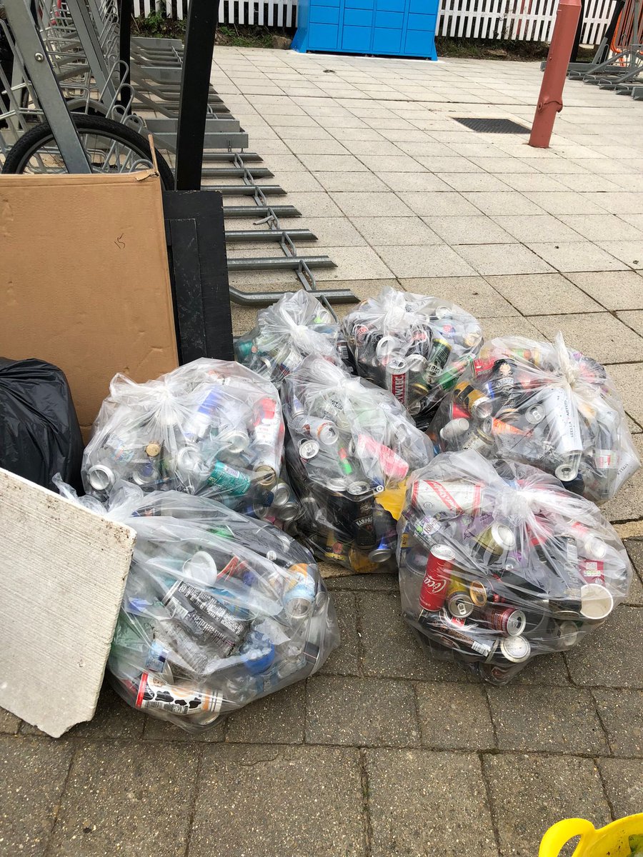 FriendsRubbish's tweet photo. Thank you so much to the 16 adults and 7 children who helped litter pick today! We collected 12 bags of recycling and 16 bags of rubbish 👍🏻 https://t.co/FvPI3cUebg