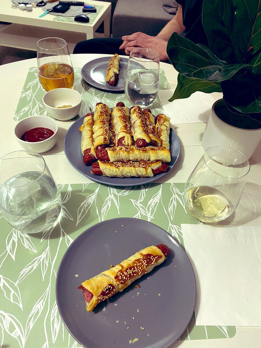 Вещи еще не разложили, но вкуснях налепили.. 
первый ужин в новом доме 🫠