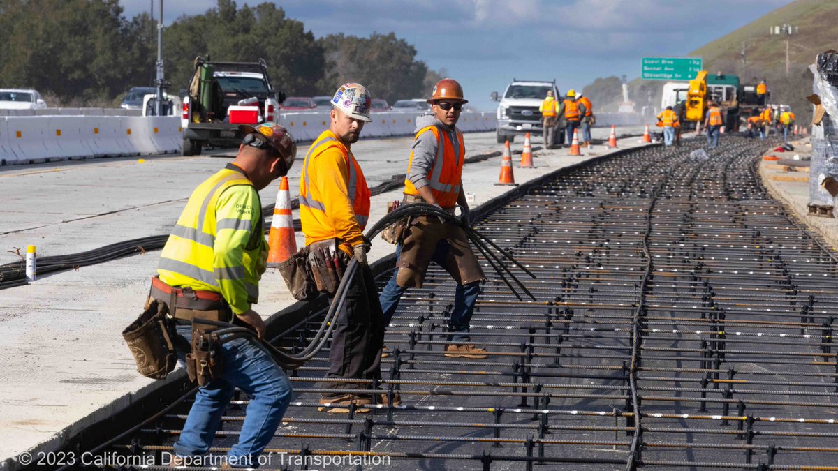 CaltransD4's tweet photo. #680PAVING: Caltrans👷is making progress on the NB I-680 🛣️project near Sunol. Over the past two days, crews were able to demolish the old pavement, poured hot-mix asphalt, and installed the rebar. The liquid concrete was poured this morning. https://t.co/TA00CDYAZi