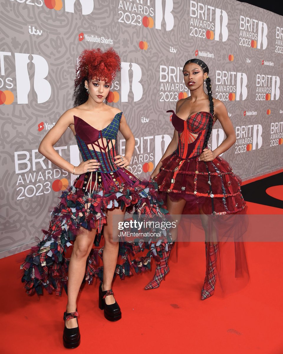 2 punk fairies at the @brits 🧚🏽‍♀️🧚🏾‍♂️