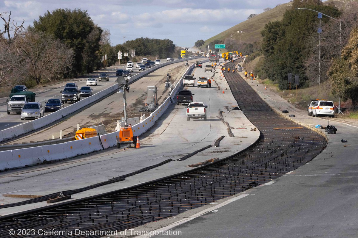 CaltransD4's tweet photo. #680PAVING: Caltrans👷is making progress on the NB I-680 🛣️project near Sunol. Over the past two days, crews were able to demolish the old pavement, poured hot-mix asphalt, and installed the rebar. The liquid concrete was poured this morning. https://t.co/TA00CDYAZi