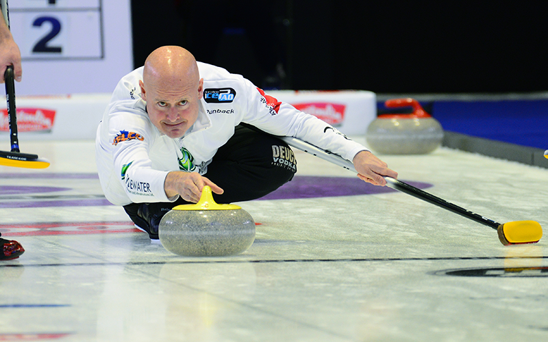 TheCurlingTour's tweet photo. Kevin Koe leads Aaron Sluchinski 3-1 after 5 ends in the @bostonpizza Cup SEMIFINAL! 

Winner plays Bottcher in today's Final (3pm MT).

WATCH NOW on Youtube:
https://t.co/cRrrdnLZpb https://t.co/JacyDv5blJ