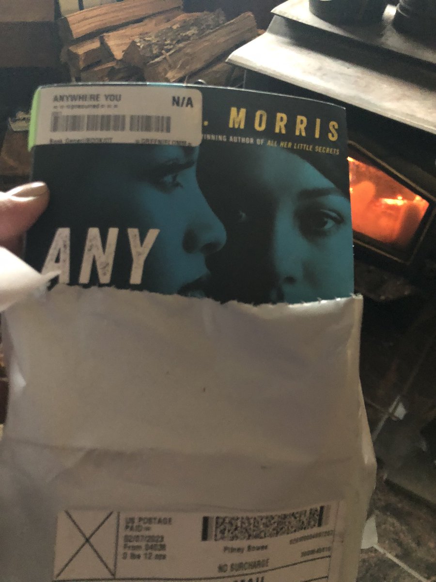 CascadeESMedCtr's tweet photo. It’s @SuperBowl Sunday…… but it’s reaalllllly #SuperRead Sunday for a book lover who has not had time to read!! Thanks @WandaMo14 ! I’m so excited to get this beautiful book! @APSMediaServ ….. Yess! I’m logging minutes @zoobeanreads #BookJoy https://t.co/EVuCdZWSp1