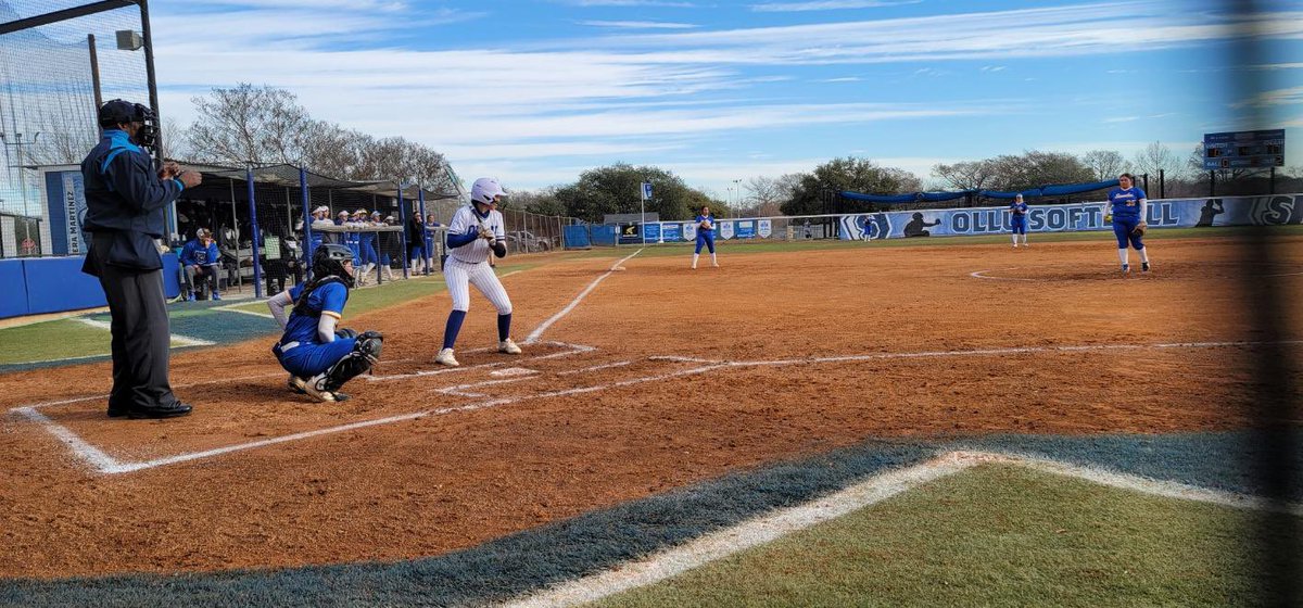 Once teammates now on opposite teams facing each other 🫣 Two of our leaders behind the plates: Ari García (OLLU) and Destiny Espinosa (Bethany) 🤘🏽 #RamProud