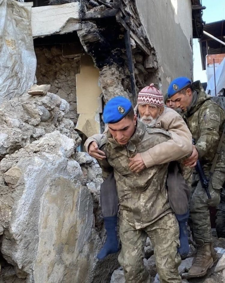 Dünya alem kurban olsun mavi berene, kardeşim Mehmedim..🤲🏻
TSK 🇹🇷