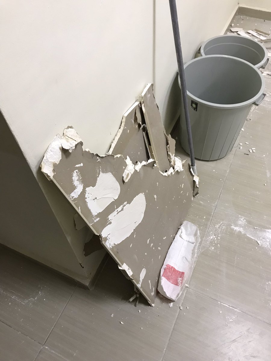 olmekarabas6's tweet photo. Enkazdan çıkarılan insanları TAVANI ÇÖKEN kyklara yerleştirmek hangi zihniyet? Oteller dururken öğrencileri mağdur etmek eğitimsiz bir gelecek istiyoruz demekten başka bir sey değildir BANDIRMA 600evler KYK YURDU. #Oteller #uzaktaneğitimistemiyoruz https://t.co/pSCgXVPyFD