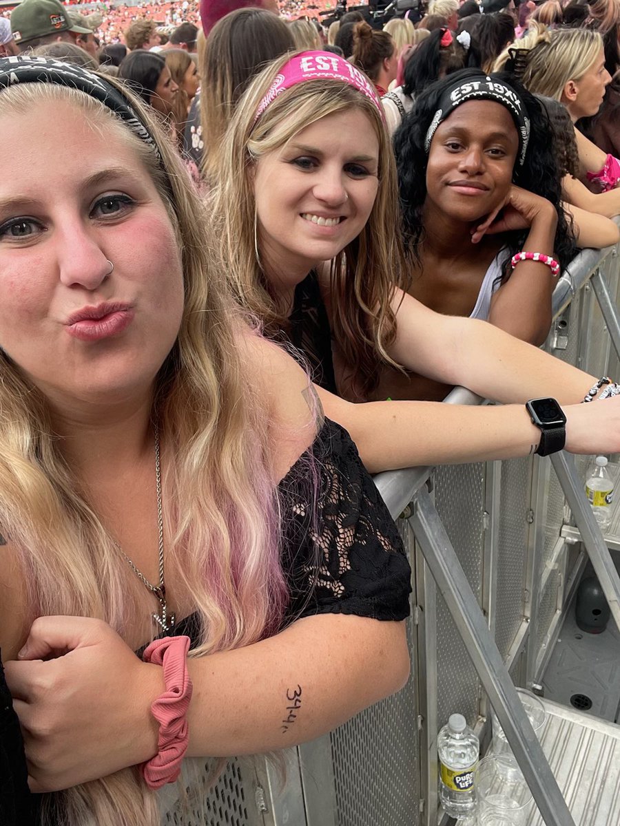 __paigexx's tweet photo. #WeAreEST π€ @machinegunkelly we love you so much and we need you more than life π«ΆπΌ #weloveyouKells #XX https://t.co/rFu8xiPYJi